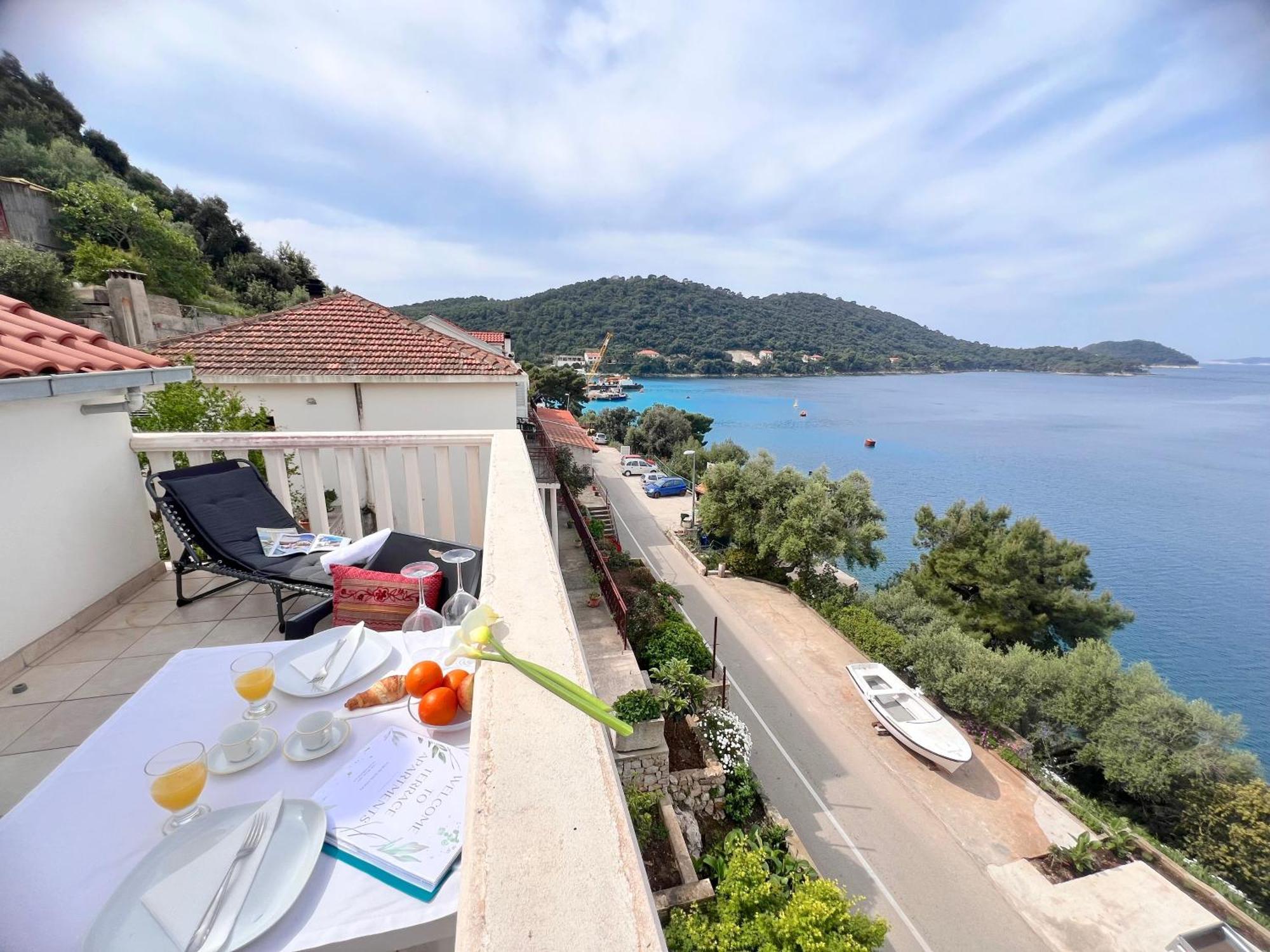 Terrace Studios With Panoramic Seaview Uble Екстер'єр фото