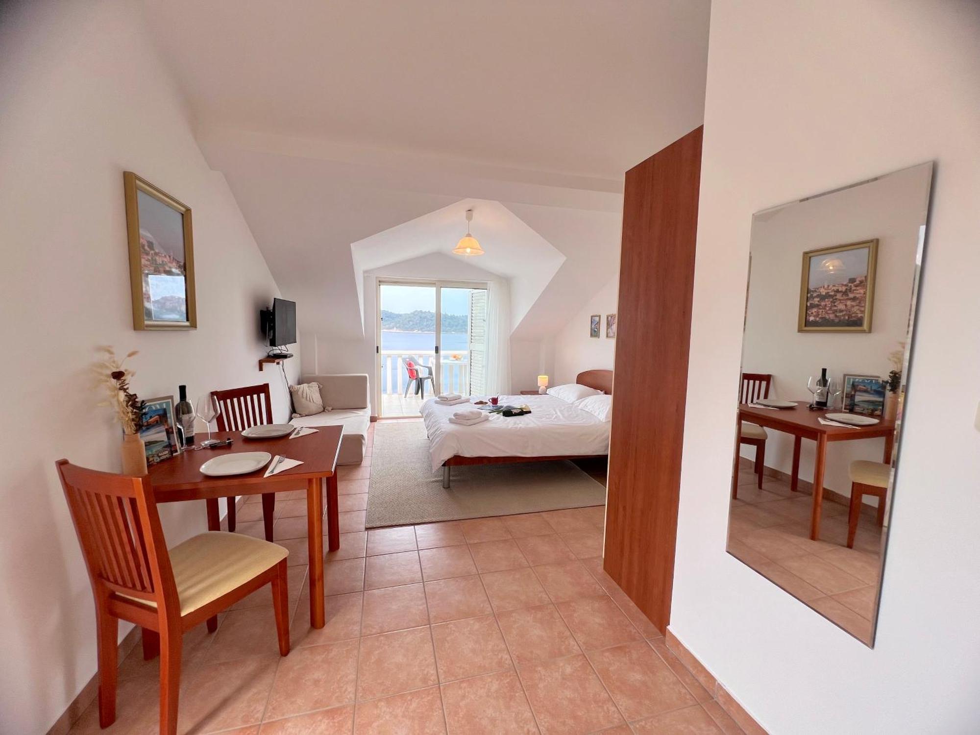 Terrace Studios With Panoramic Seaview Uble Екстер'єр фото