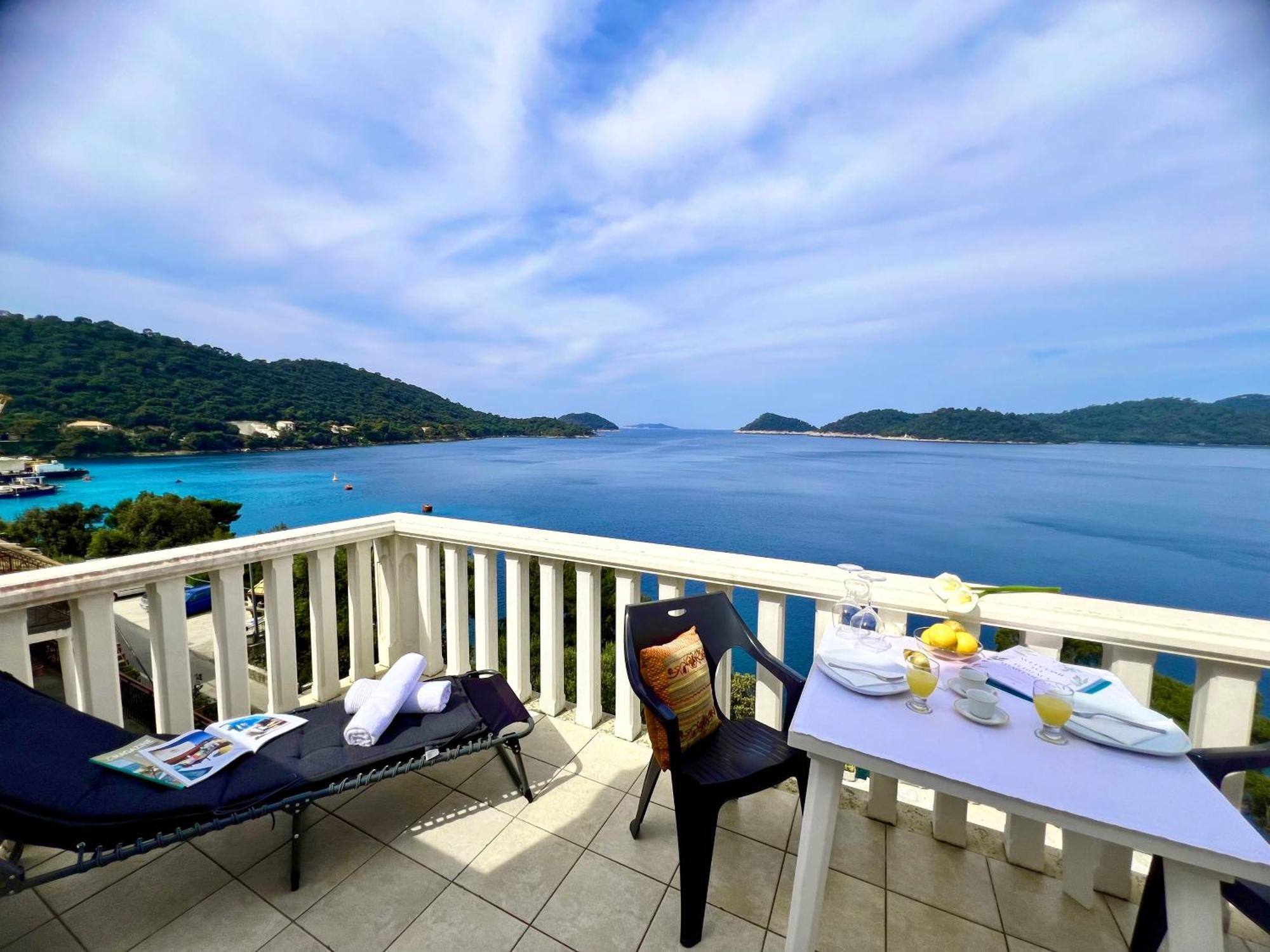 Terrace Studios With Panoramic Seaview Uble Екстер'єр фото
