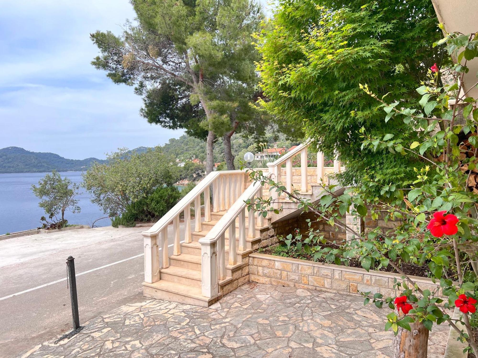 Terrace Studios With Panoramic Seaview Uble Екстер'єр фото